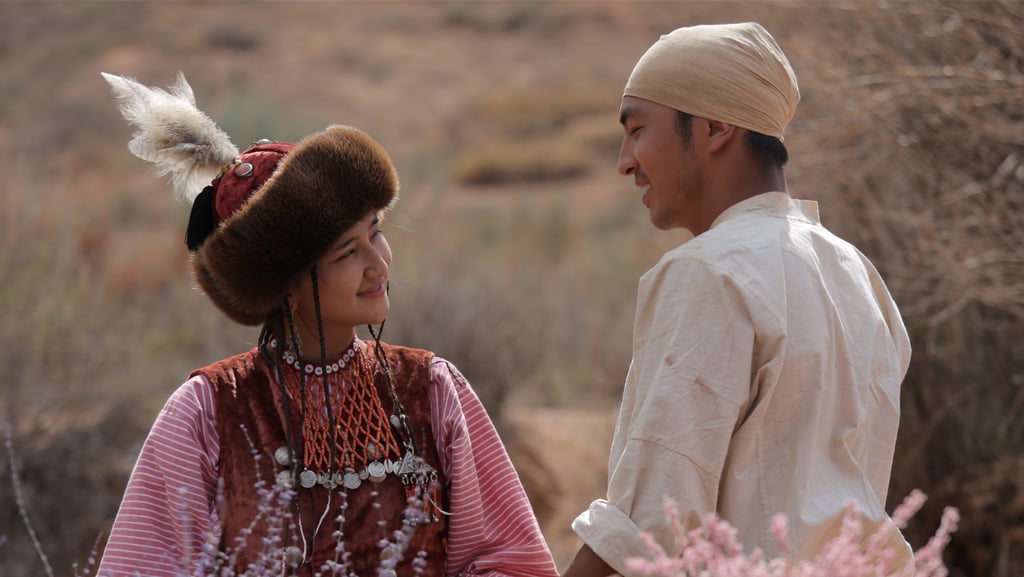 Әйнектің ар жағындағы бейнебаяндағы жалаңаш Жанна